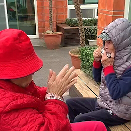 2019/01/16 阿公對著阿嬤吹奏口琴